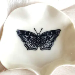 A small, white scalloped 